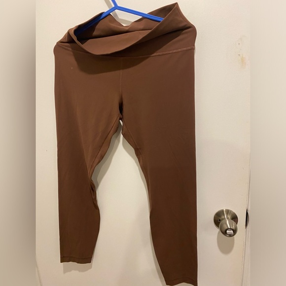 Lullulemon legging was seldom used - Picture 3 of 8